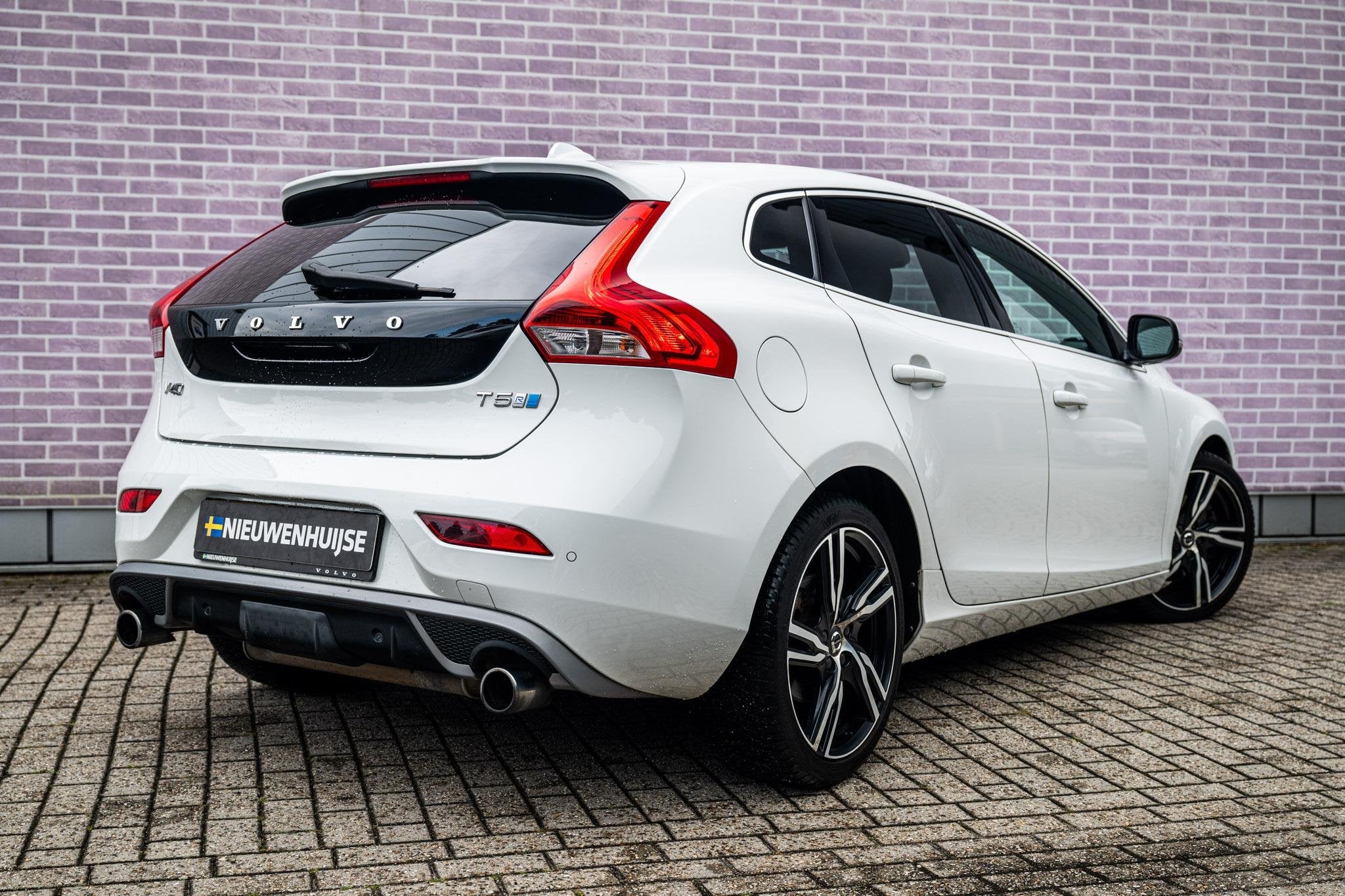 Volvo V40 2.0 T5 R-Design | Trekhaak | Achteruitrijcamera |, 12 maanden, Gebruikt, 4 cilinders, Wit