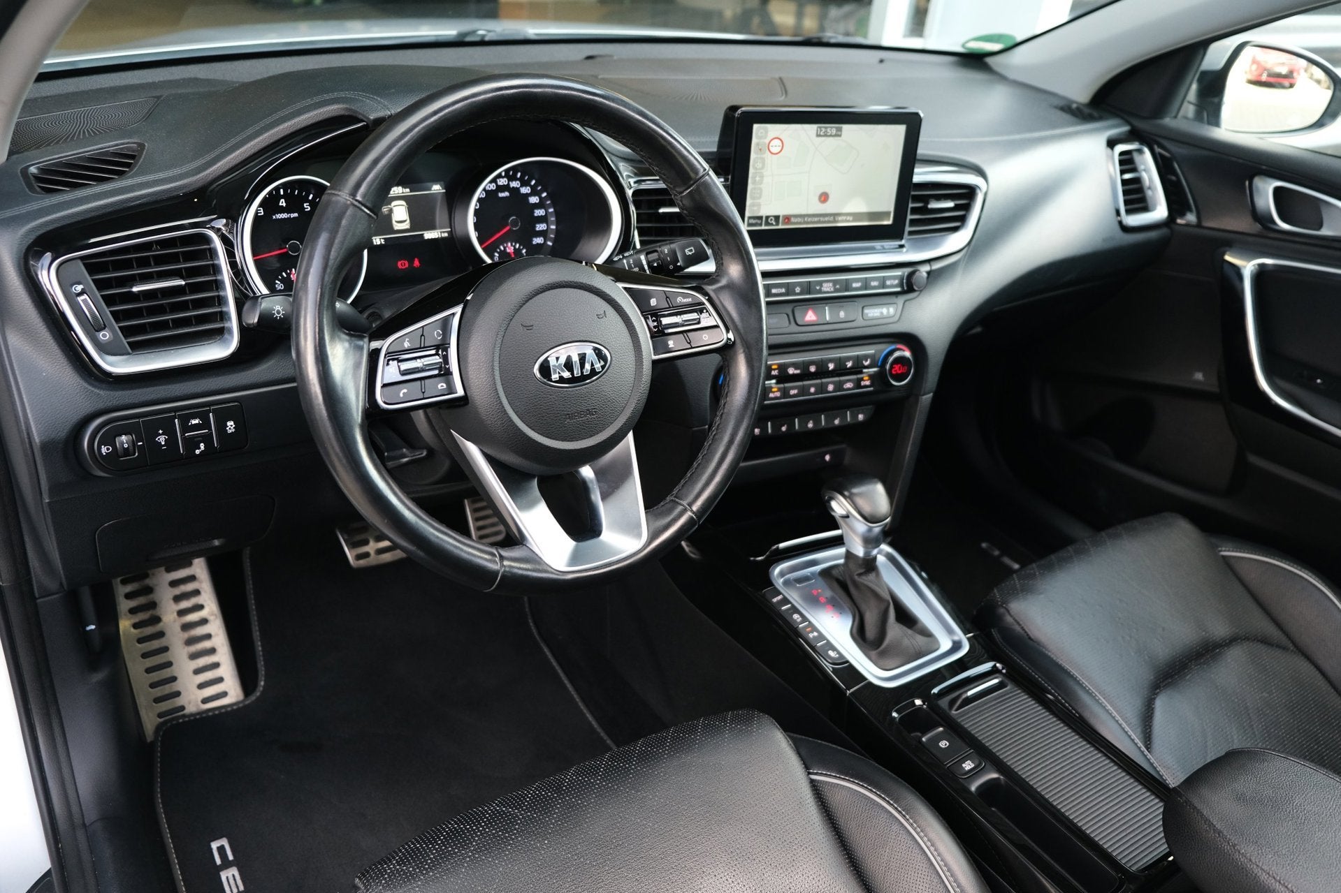 Kia Ceed 1.4 T-GDi AUT Pano Trek Navi Leder Cam Pdc Cruise, Zwart, 4 cilinders, Bedrijf, Zilver of Grijs