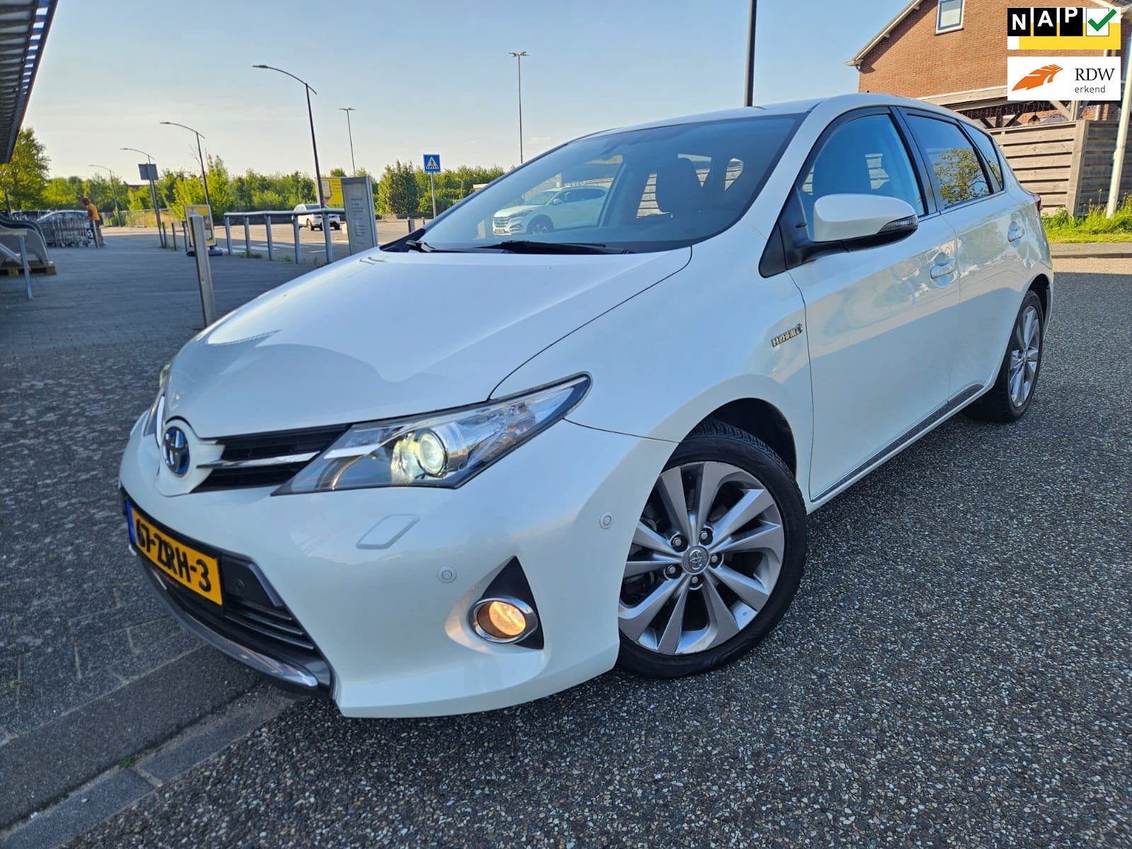 Toyota Auris 1.8 Hybrid Lease Pro GARANTIE, Euro 5, 4 cilinders, Leder en Stof, Wit