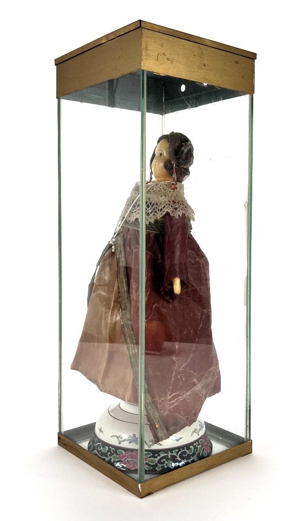 510. Wassen pop in glazen vitrine, 19e eeuw, Verzamelen, Ophalen of Verzenden, Zo goed als nieuw, Pop