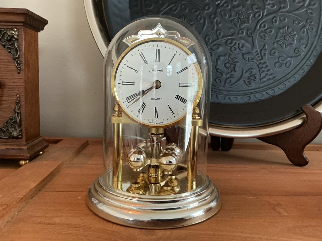 Hermle quartz Stolp Klok met glazen stolp, Antiek en Kunst, Ophalen of Verzenden