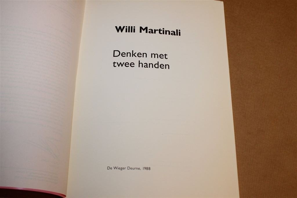 Willi Martinali — Schilderijen & Textielkunst, Catalogus, Ophalen of Verzenden, Gelezen