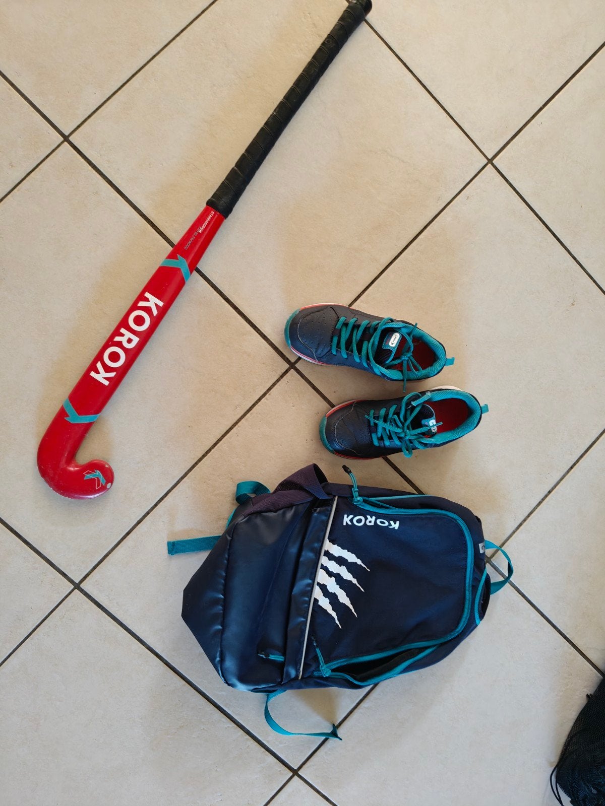 Complete hockey set voor kinderen: stick, rugzak en schoenen, Sport en Fitness, Hockey, Ophalen of Verzenden, Gebruikt, Schoenen