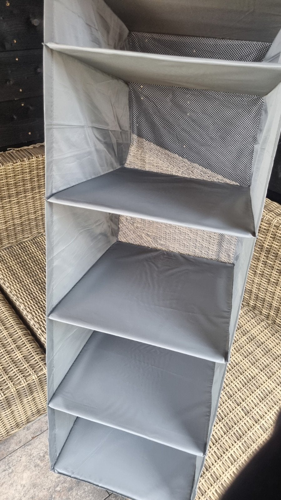 Handig ophangbaar opbergkastje voor de camping, Ophalen