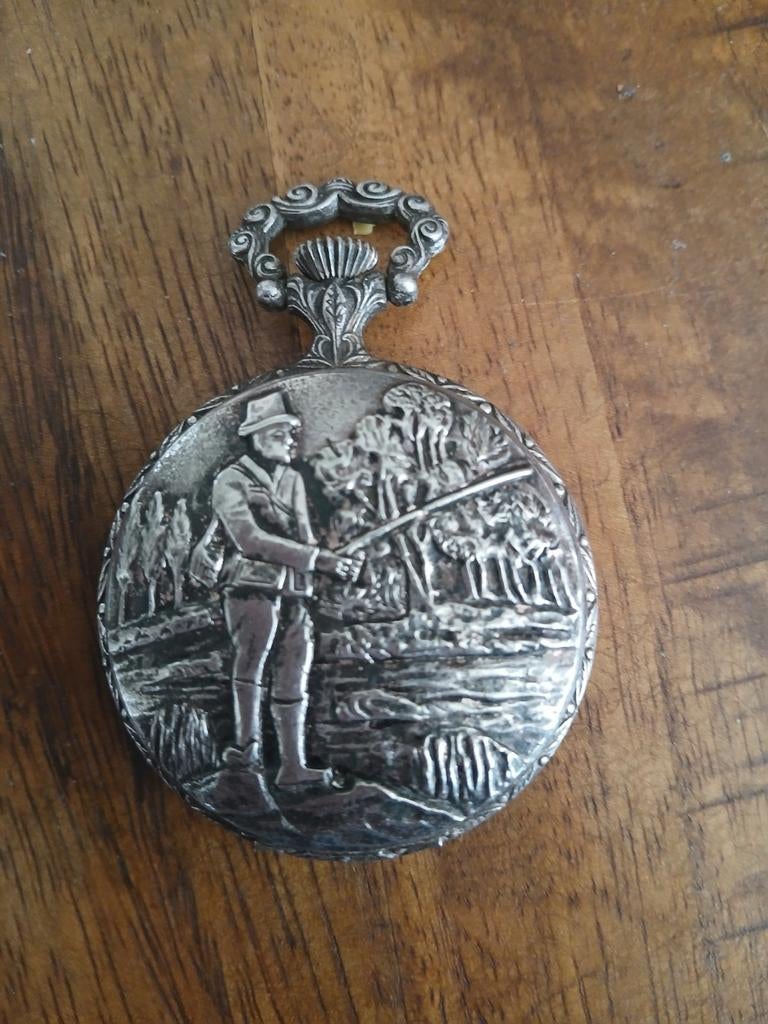 Antiek zakhorloge met visser reliëf en bloemmotief, Antiek en Kunst, Antiek | Klokken, Ophalen of Verzenden