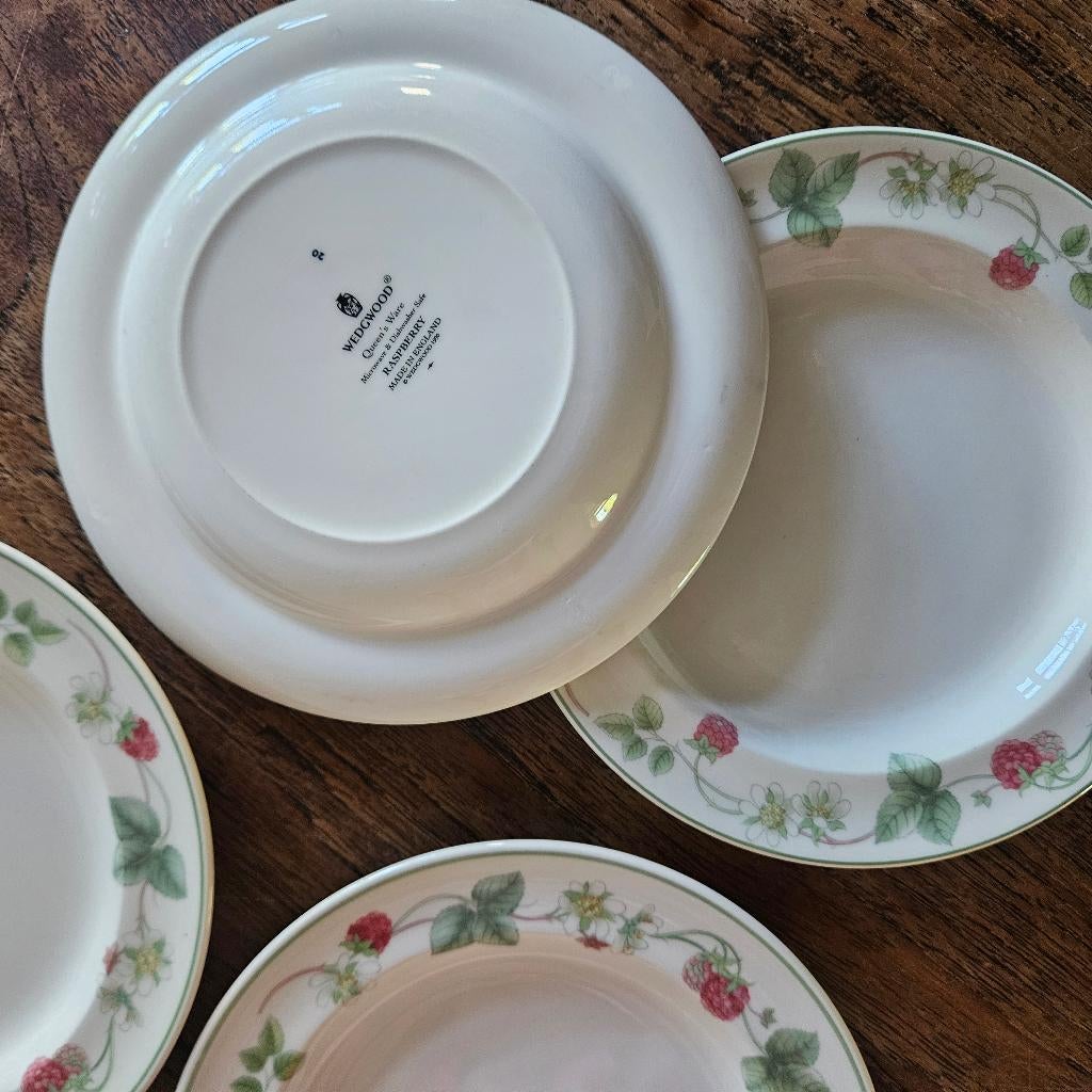 Wedgewood Raspberry gebaksbordjes 4x - in perfecte staat, Ophalen of Verzenden, Zo goed als nieuw, Aardewerk, Bord(en)