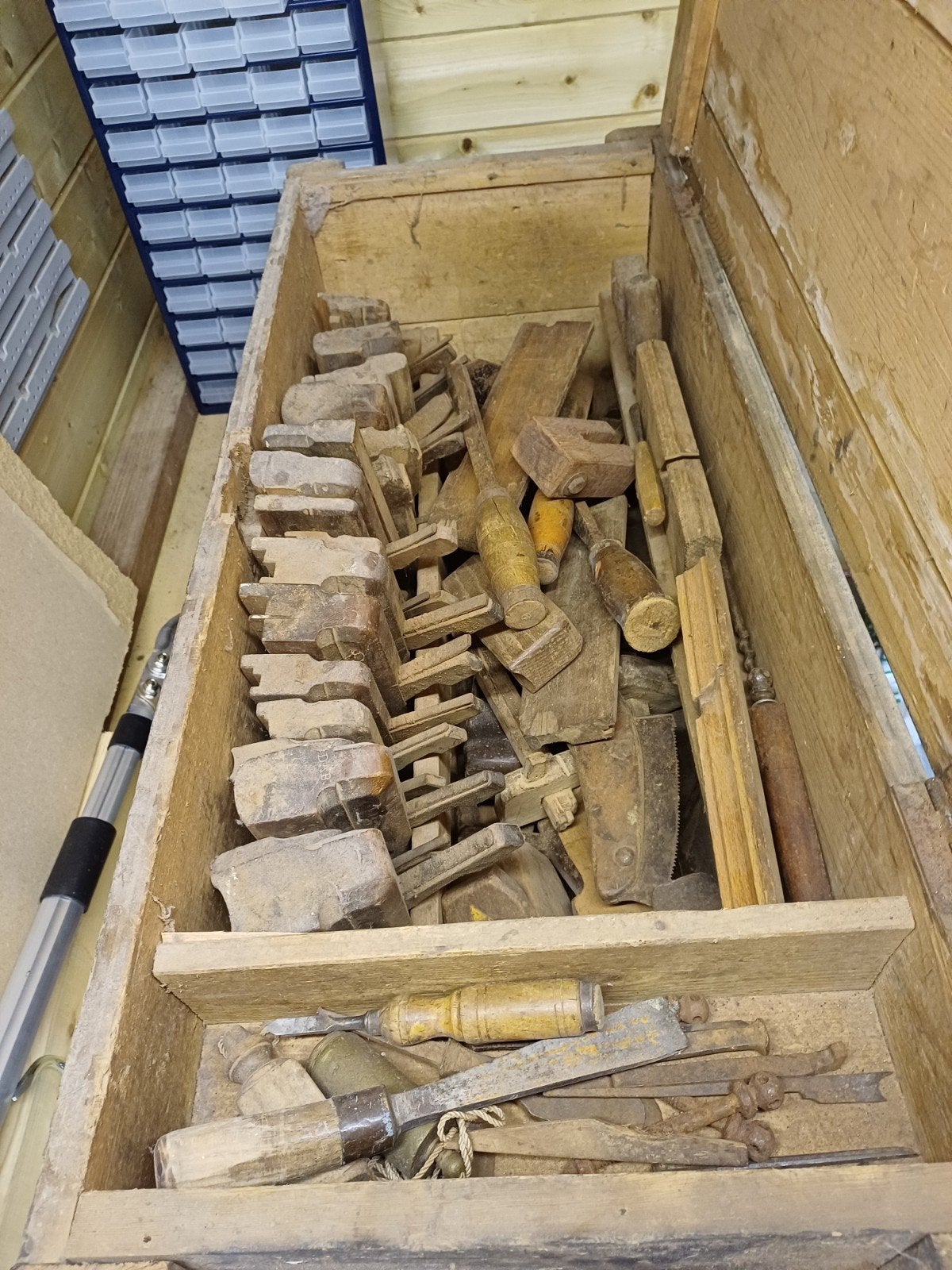 Antieke houten kist met gereedschap, Antiek en Kunst, Ophalen