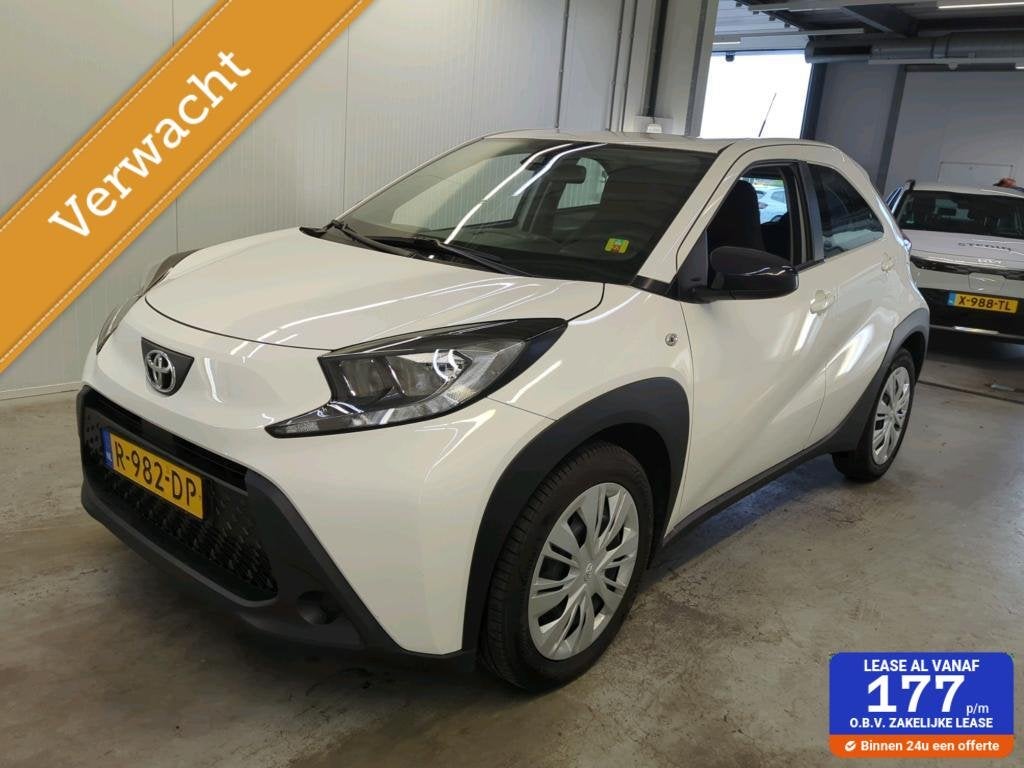 Toyota Aygo X 1.0 VVT-i MT Play | Camera |, Gebruikt, 920 kg, 4 stoelen, Leder en Stof