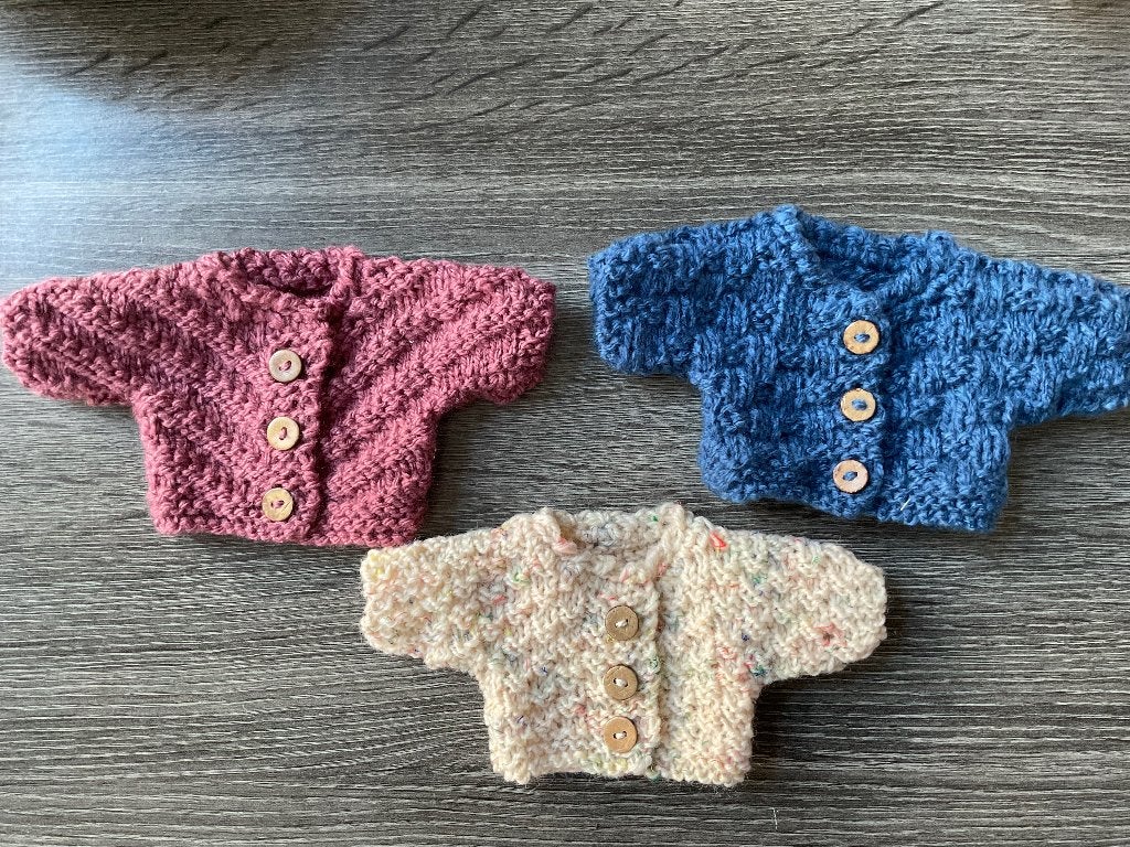 Handgebreide vestjes voor poppen en beren tot 28 cm, Verzenden, Nieuw, Overige typen