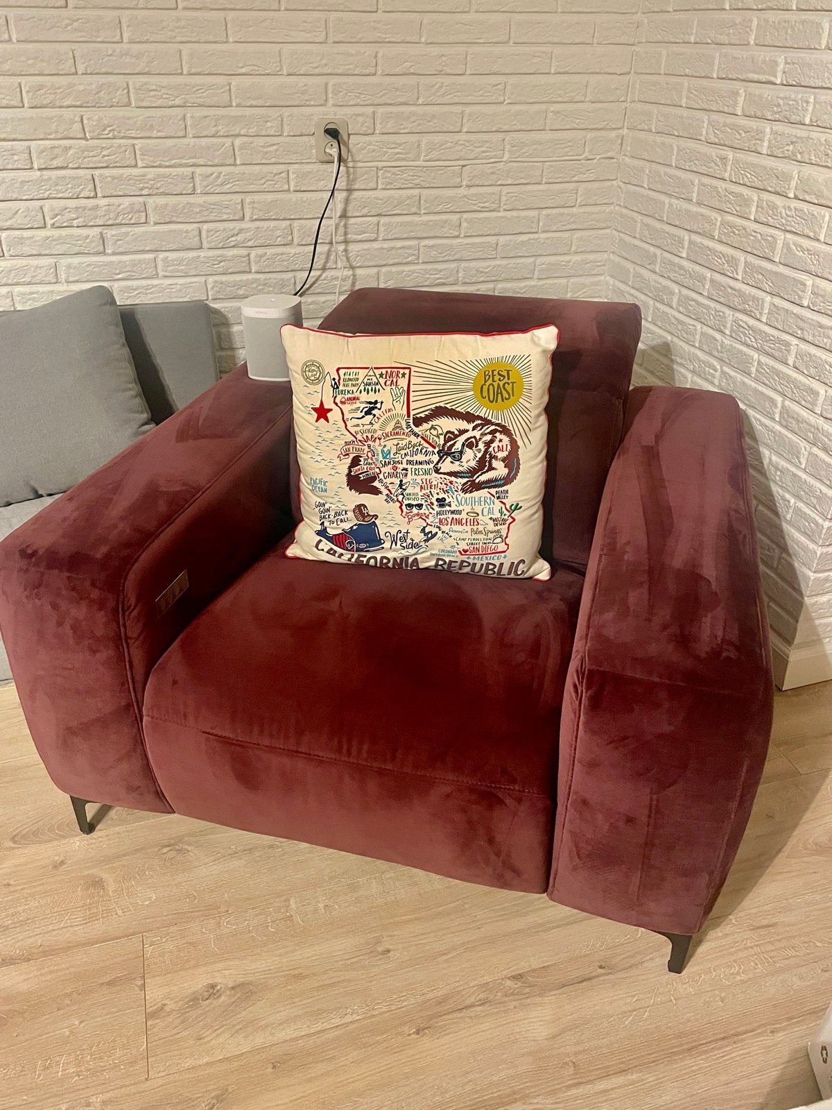 Elektrische bordeauxrode loveseat - Montel, Ophalen, Tweepersoons, Zo goed als nieuw, Minder dan 150 cm