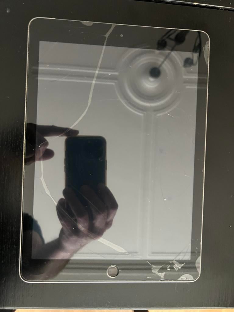 Apple iPad (6e generatie) 128GB Wi-Fi - Scherm gebroken, Ophalen of Verzenden, Zo goed als nieuw
