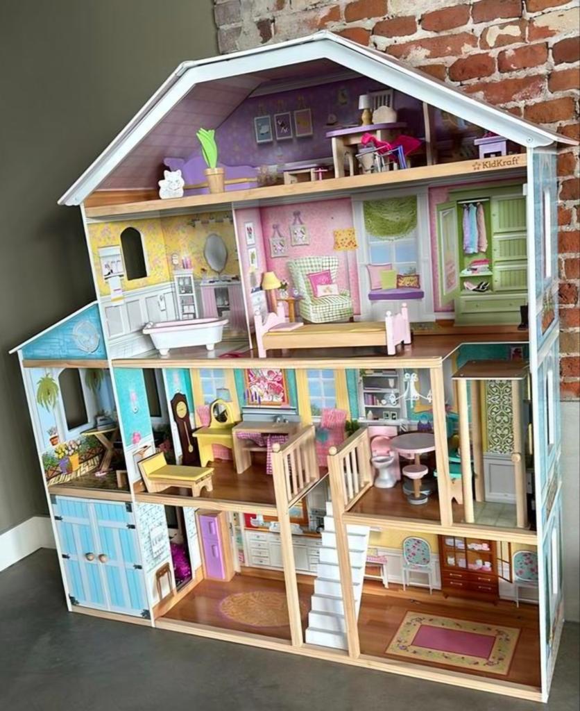 Groot en gedetailleerd poppenhuis met meubels, Kinderen en Baby's, Speelgoed | Poppenhuizen, Ophalen