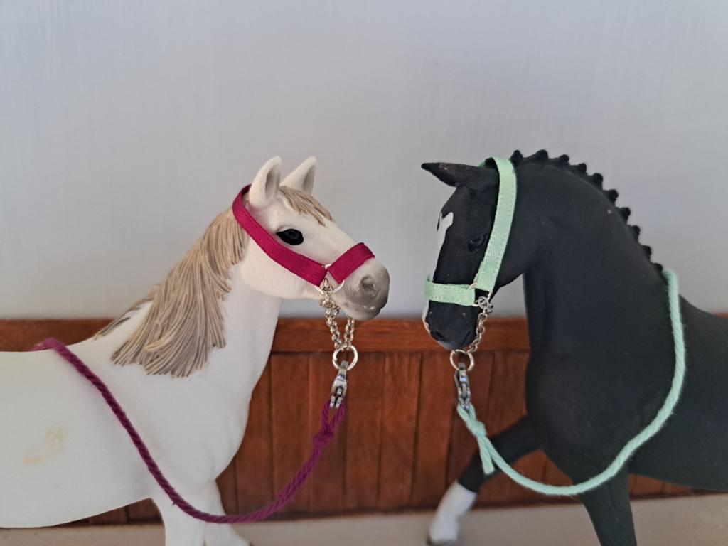 Schleich halster in alle kleuren, Ophalen of Verzenden, Zo goed als nieuw, Paard, Beeldje of Figuurtje