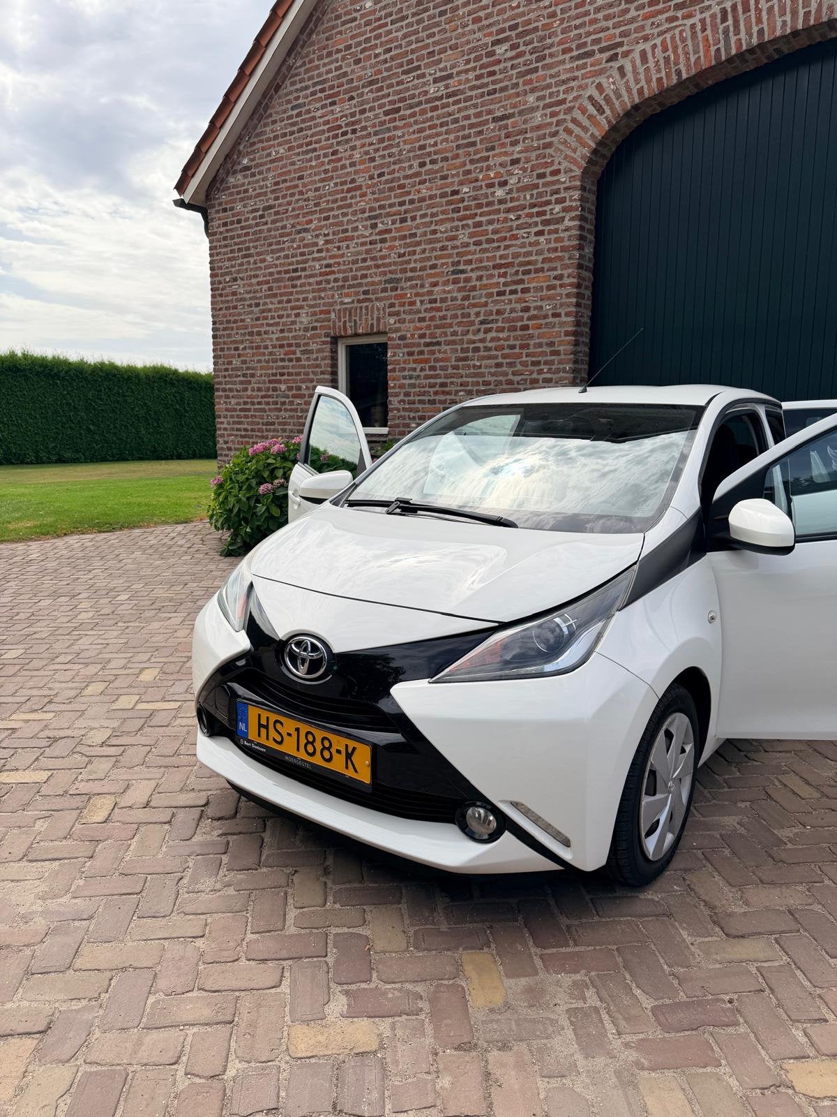 Toyota Aygo 1.0 12V Vvt-i Ddrs 2015 Wit Orgineel NL, Auto's, Voorwielaandrijving, Stof, Zwart, 4 stoelen