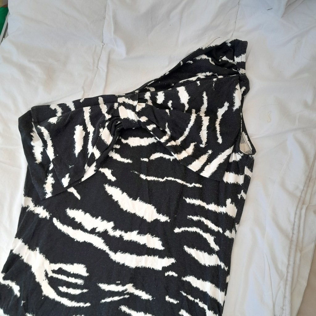 juffrouw jansen jurk zebra zwart wit 1 schouder asymmetrisch, Maat 38/40 (M), Overige kleuren, Ophalen of Verzenden, Zo goed als nieuw