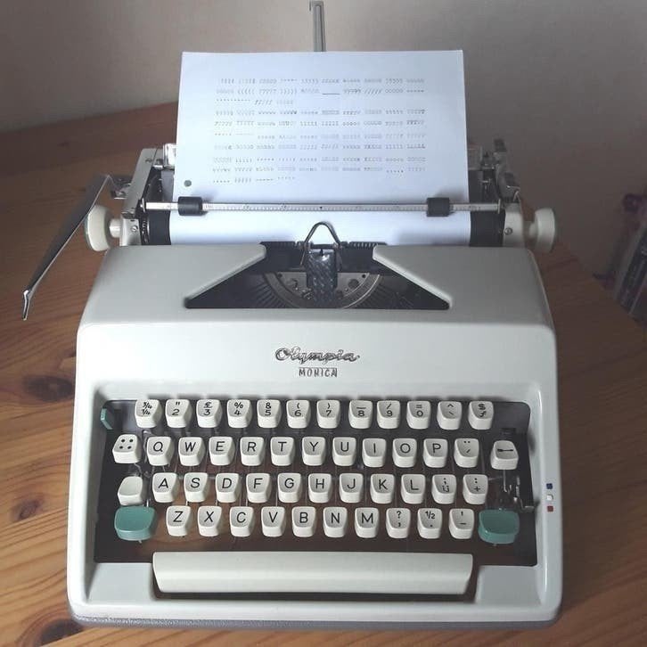 MOOIE OLYMPIA MONICA TYPEMACHINE MET KOFFER, Diversen, Typemachines, Ophalen of Verzenden
