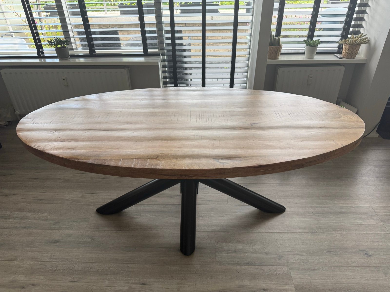 Ovale mangohouten eettafel met zwart matrix onderstel, Ophalen, 100 tot 150 cm, Zo goed als nieuw, 150 tot 200 cm