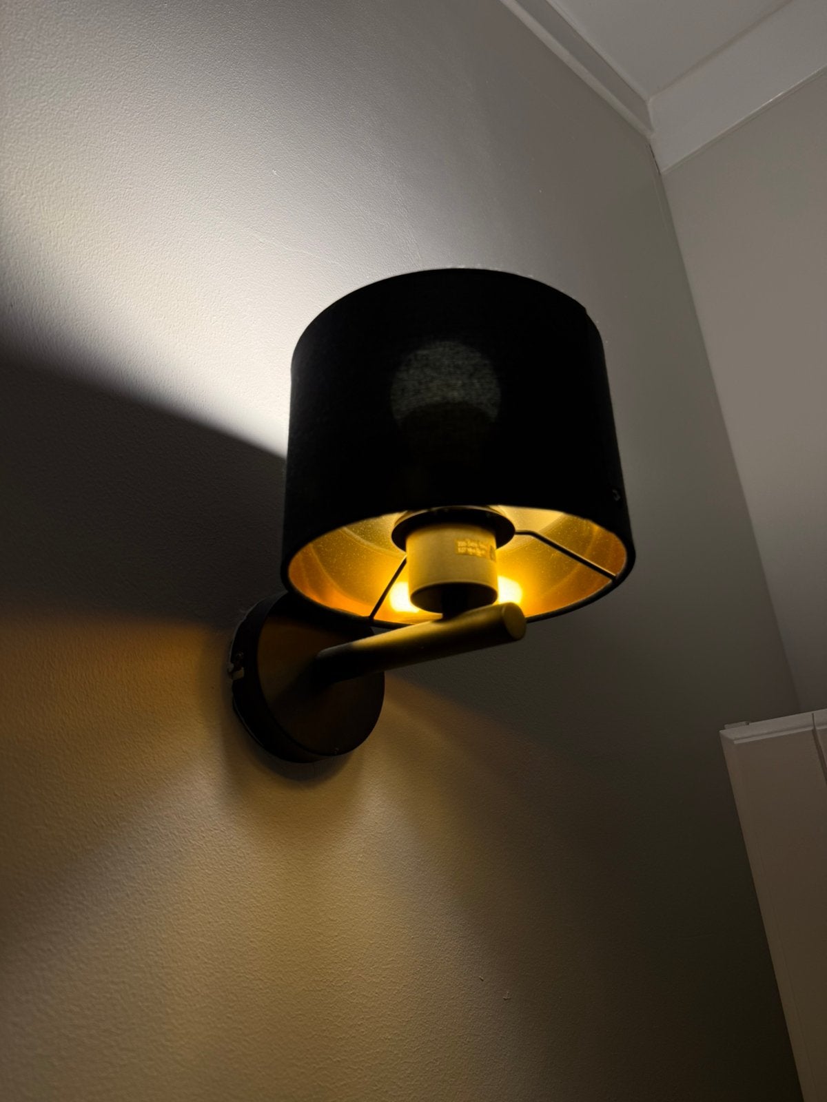Wandlamp zwart met gouden binnenkant 2 stuks, Ophalen, Zo goed als nieuw