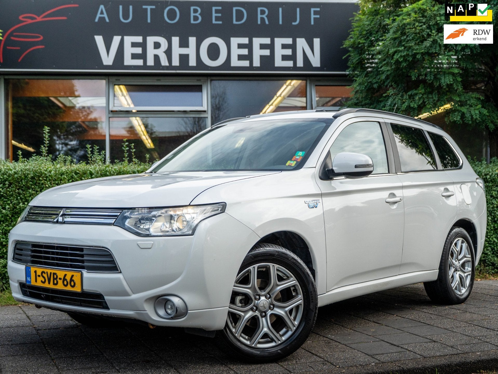Mitsubishi Outlander 2.0 PHEV Instyle+ PANORAMADAK - ACC - C, Auto's, Zwart, 4 cilinders, Wit, Vierwielaandrijving