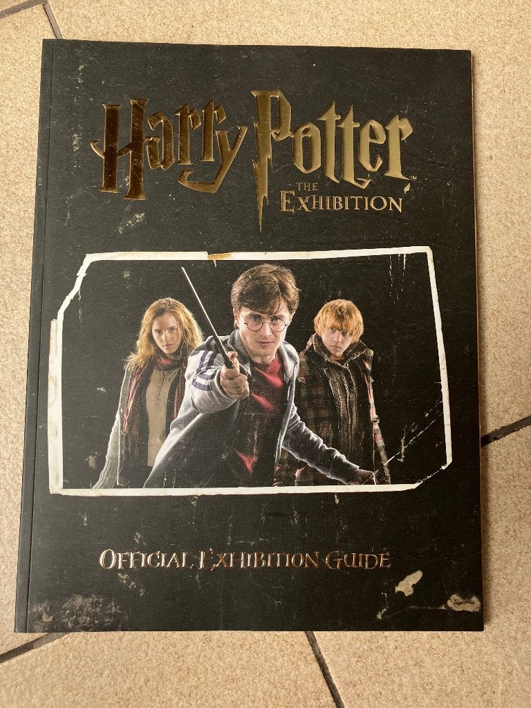 Harry Potter The exhibition official guide, Ophalen of Verzenden, Nieuw, Boek of Poster