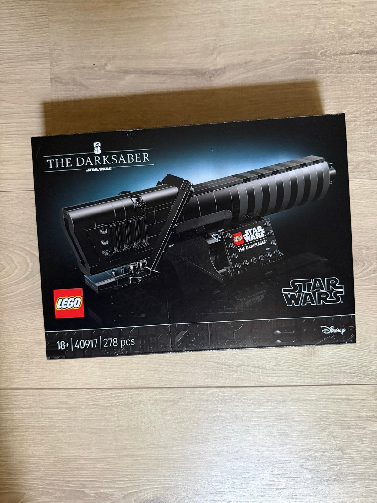 Dark saber + mandolarian metal display card, Ophalen, Zo goed als nieuw