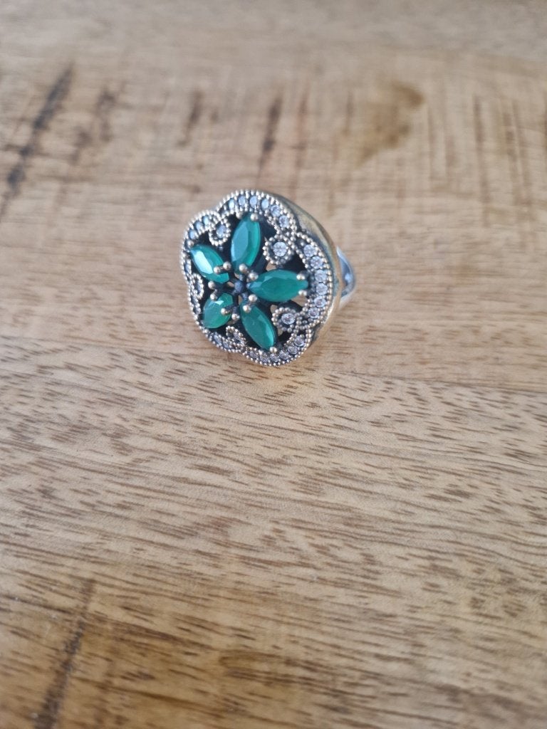 Antieke zilveren ring met smaragd bloem. Mt 18,5.