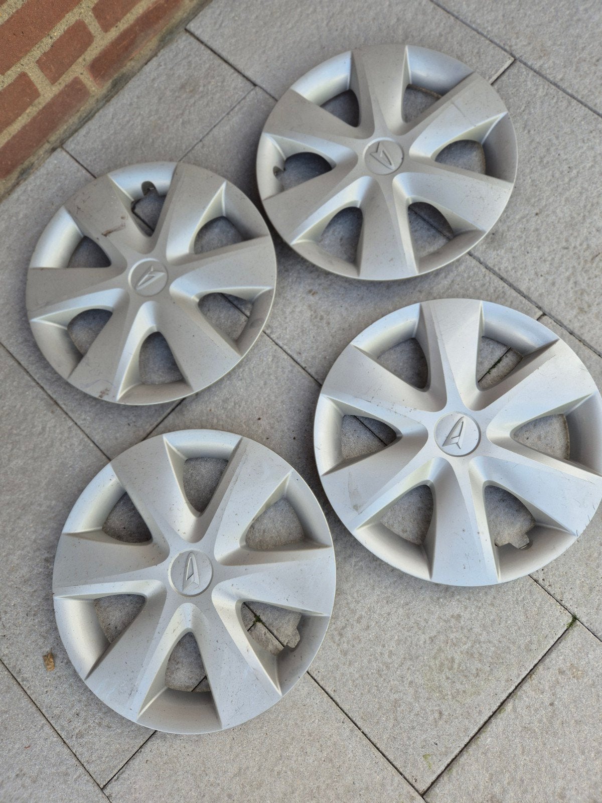 Daihatsu Sirion 2 wieldoppen, Ophalen, Gebruikt