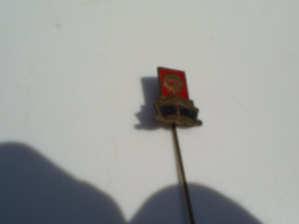 speldje Shell met logo boven boot schip rood zwart messing, Ophalen of Verzenden, Gebruikt, Merk, Speldje of Pin