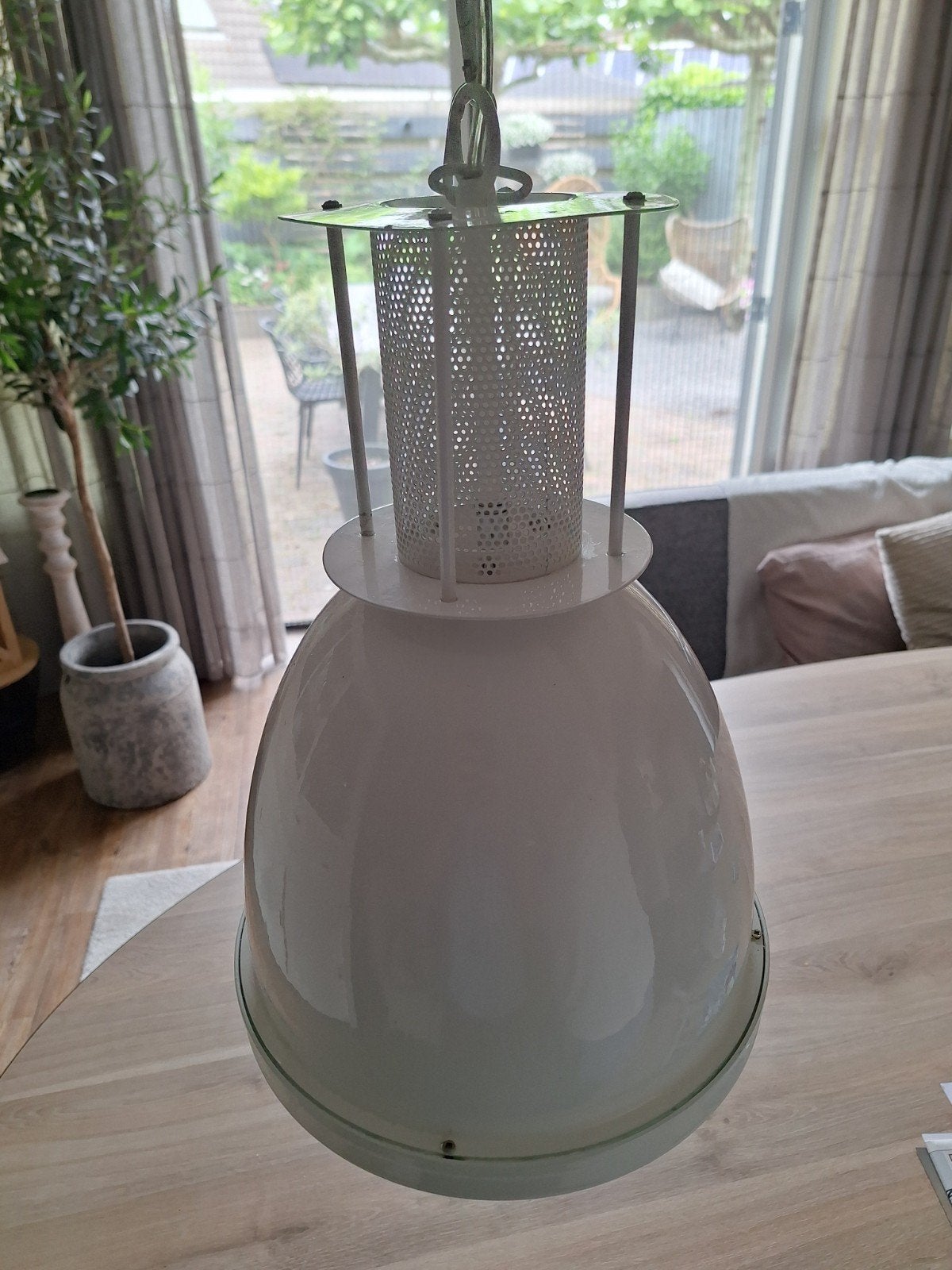 Witte hanglamp met geperforeerde kap, Huis en Inrichting, Lampen | Hanglampen, Ophalen, Zo goed als nieuw, Metaal, Modern