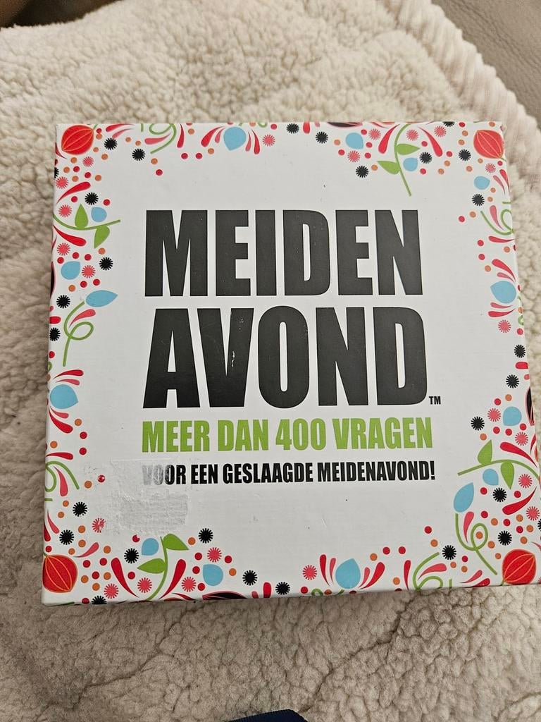 Meidenavond spel: Meer dan 400 vragen voor plezier!, Vijf spelers of meer, Ophalen of Verzenden, Zo goed als nieuw, Meidenavond
