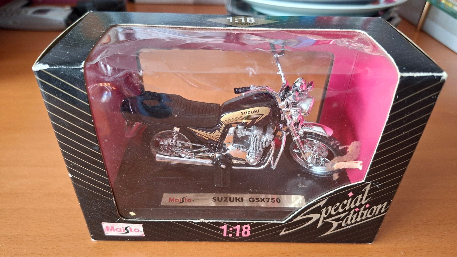Schaalmodel Maisto Suzuki GSX750 1:18 Special Edition, Ophalen of Verzenden, Zo goed als nieuw, Motor, Maisto