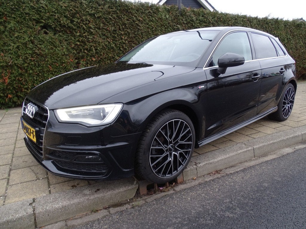 Audi A3 1.2 TFSI ADRENALIN - 110 Pk-Navi-Cruise-LED-Blth-Med, Voorwielaandrijving, Gebruikt, Euro 6, 4 cilinders