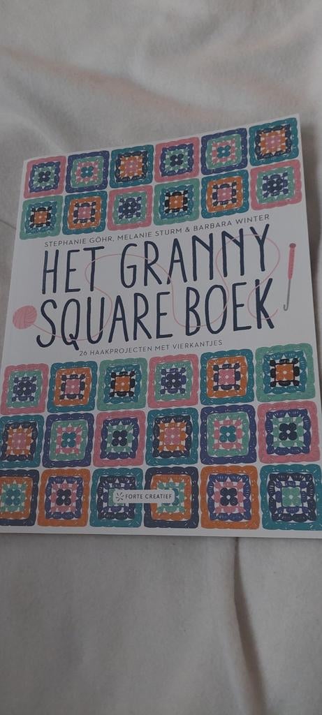 HET GRANNY SQUARE BOEK 26 HAAK- PATRONEN MET VIERKANTJES, Ophalen of Verzenden, Gebruikt, Haken, Patroon of Boek