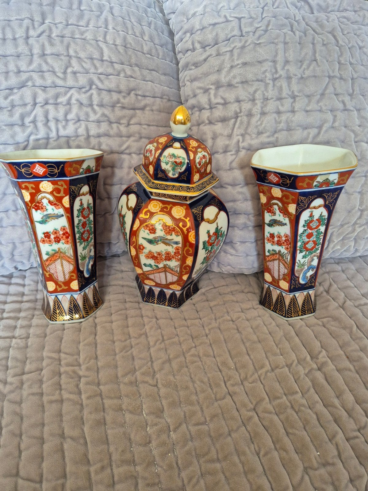 Prachtig Gold Imari kaststel / vazen set - 2 vazen en 1 vaas, Ophalen of Verzenden