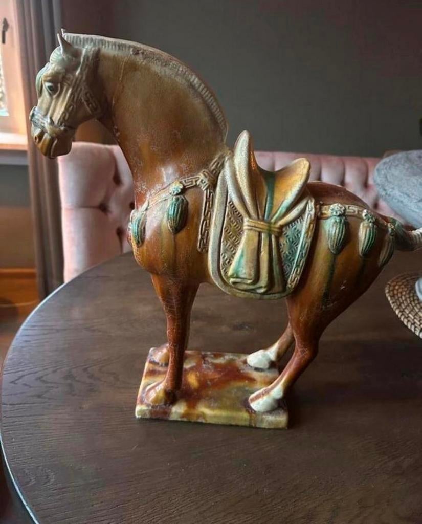 Paardenbeeld tang stijl, Ophalen