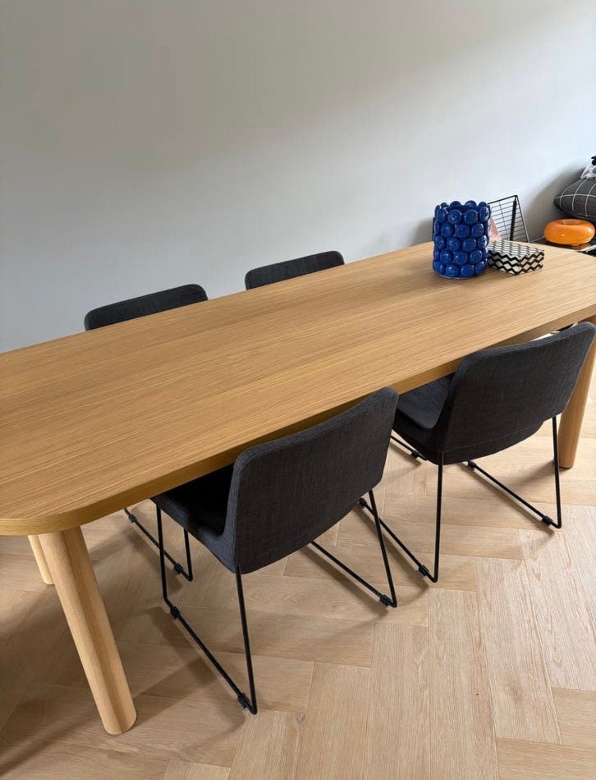 Moderne donkergrijze eetkamerstoelen (4 stuks), Ophalen, Zo goed als nieuw, Vier, Stof