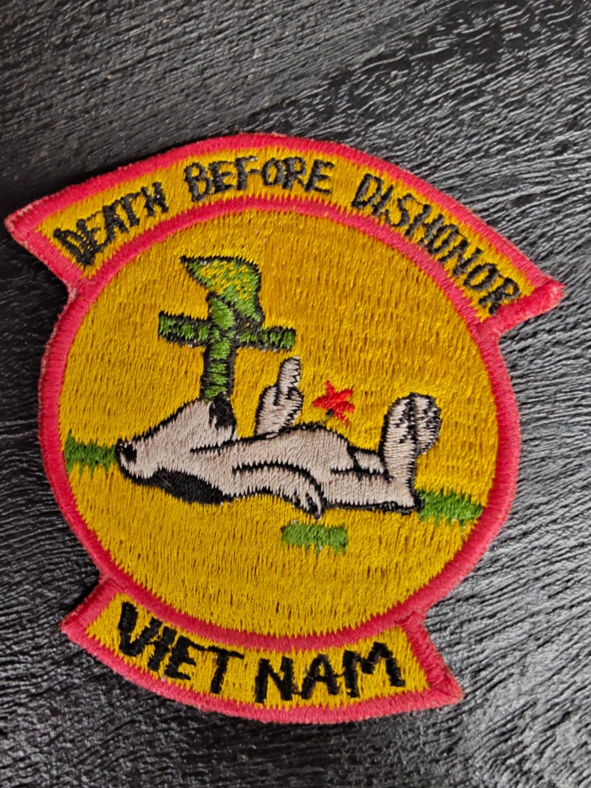 Patch Vietnam Snoopy Death before Dishonor, Ophalen of Verzenden, Zo goed als nieuw, Embleem, Speld of Insigne
