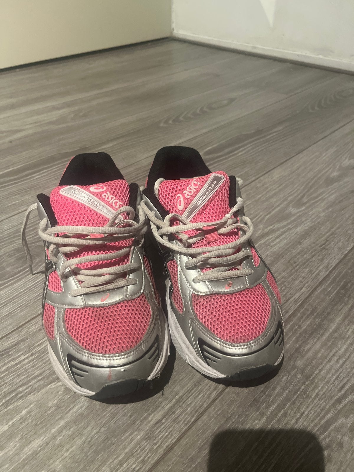 ASICS GEL-100 hardloopschoenen - Maat 44, Kleding | Dames, Schoenen, Ophalen of Verzenden, Gedragen, Roze, Sportschoenen