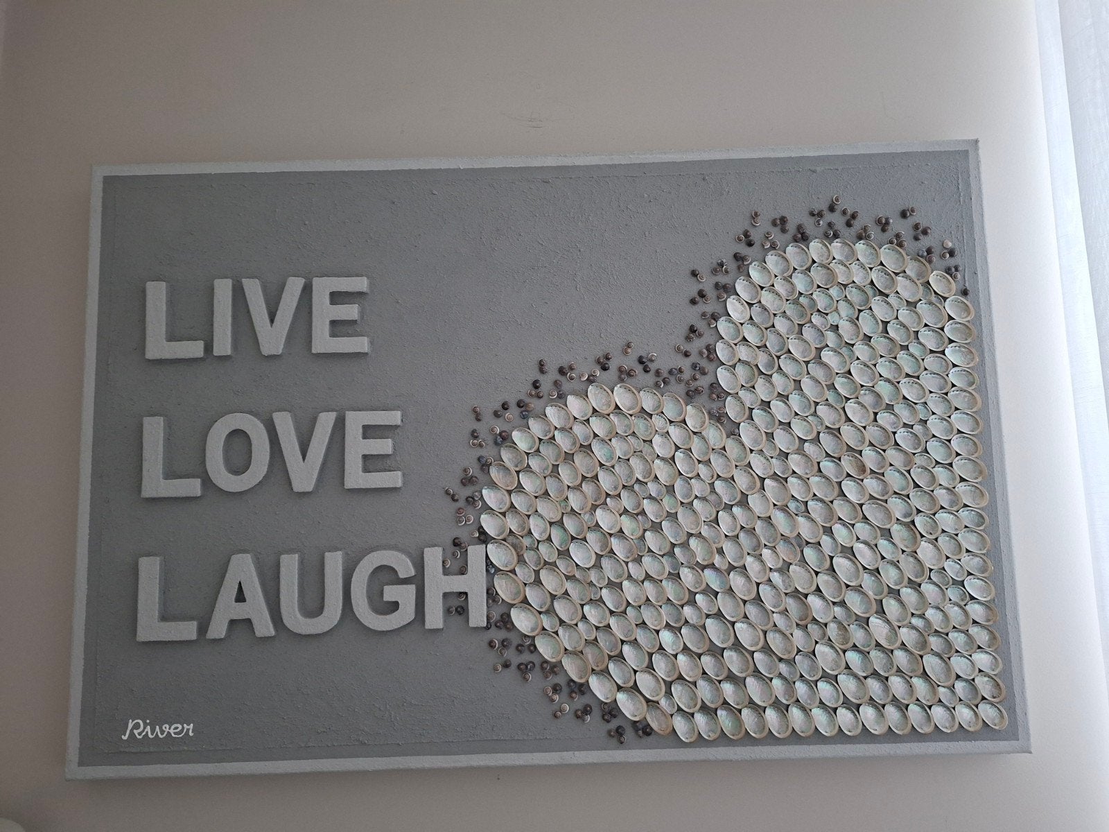 Wanddecoratie 'Live Love Laugh' met schelpen 120x80, Ophalen, Zo goed als nieuw, Grijs, Natuurlijk materiaal