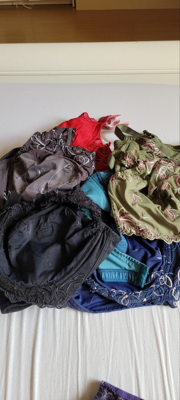 Partij kapotte BH's voor de handige naaister, Hunkemöller, Verzenden, Rood, BH