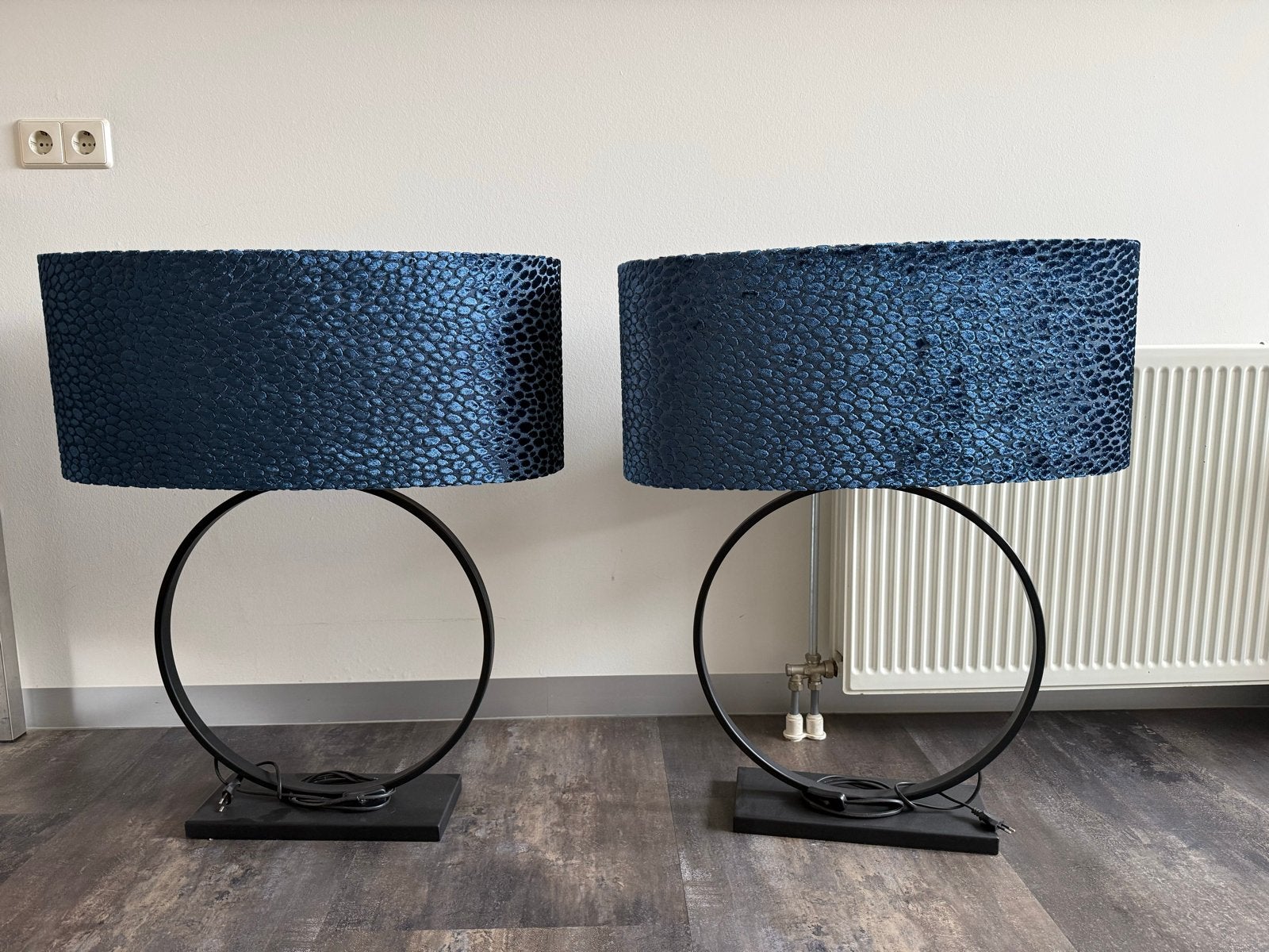 2 Luxe Design Staande Lampen Zwart met Kap – Set van 2, Huis en Inrichting, Lampen | Tafellampen, Ophalen, Zo goed als nieuw, Metaal