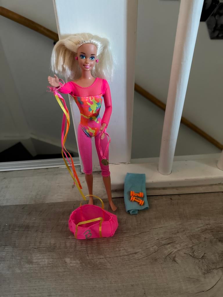Gymnastiek Barbie uit 1993 met accessoires, Ophalen of Verzenden, Gebruikt, Meisje