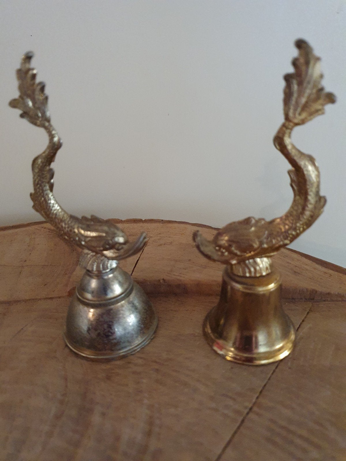 2 tafel belletjes mythologische vis., Antiek en Kunst, Ophalen of Verzenden