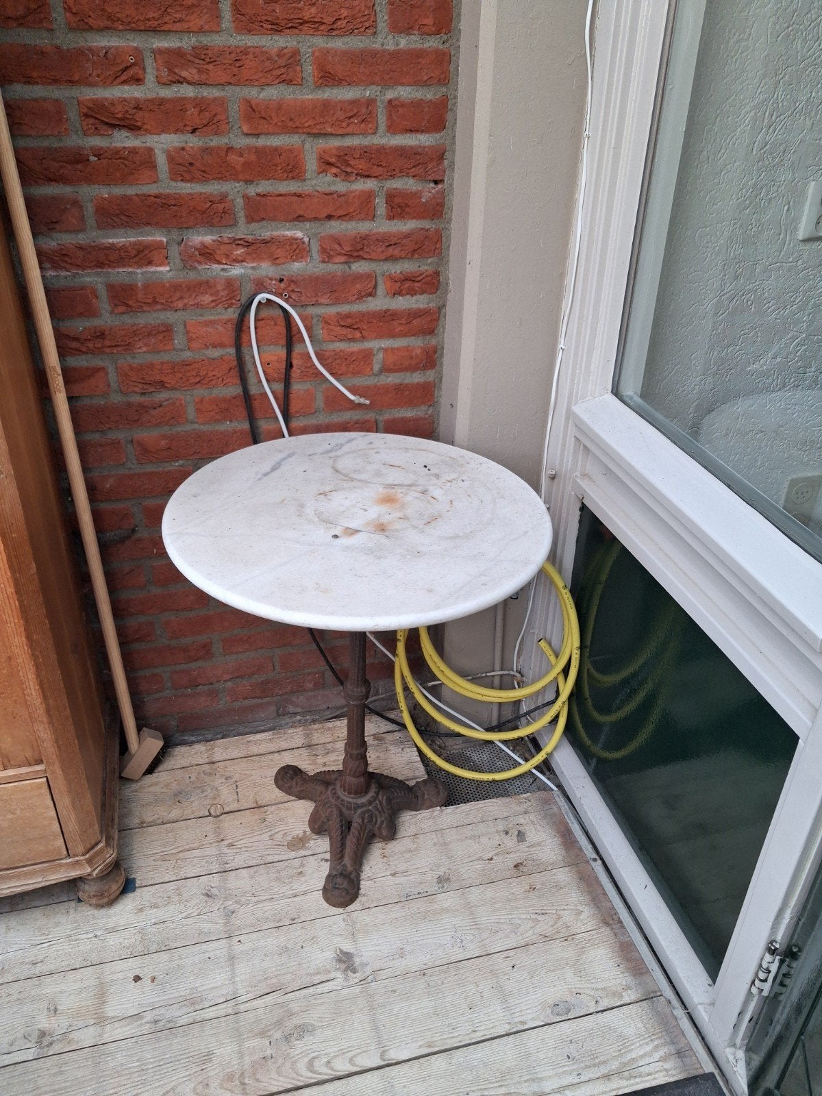 Vintage bistrotafel met marmeren blad en gietijzeren voet, Vintage, Klassiek, Bistro, Overige materialen, Minder dan 55 cm, Gebruikt