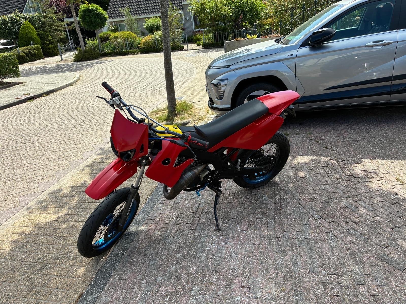 Rode brommer - Goed onderhouden, Fietsen en Brommers, Brommers | Overige merken, Ophalen of Verzenden, Gebruikt, Maximaal 45 km/u