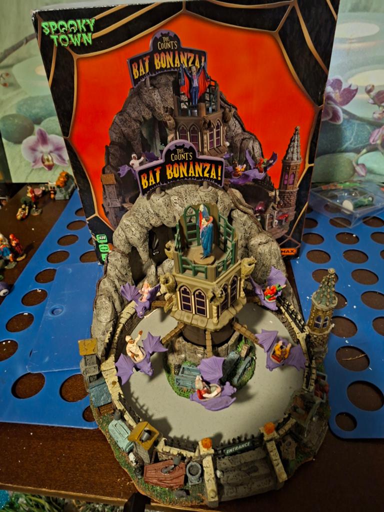 Lemax Spooky Town The Count's Bat Bonanza  mist stukje rots, Ophalen of Verzenden, Gebruikt