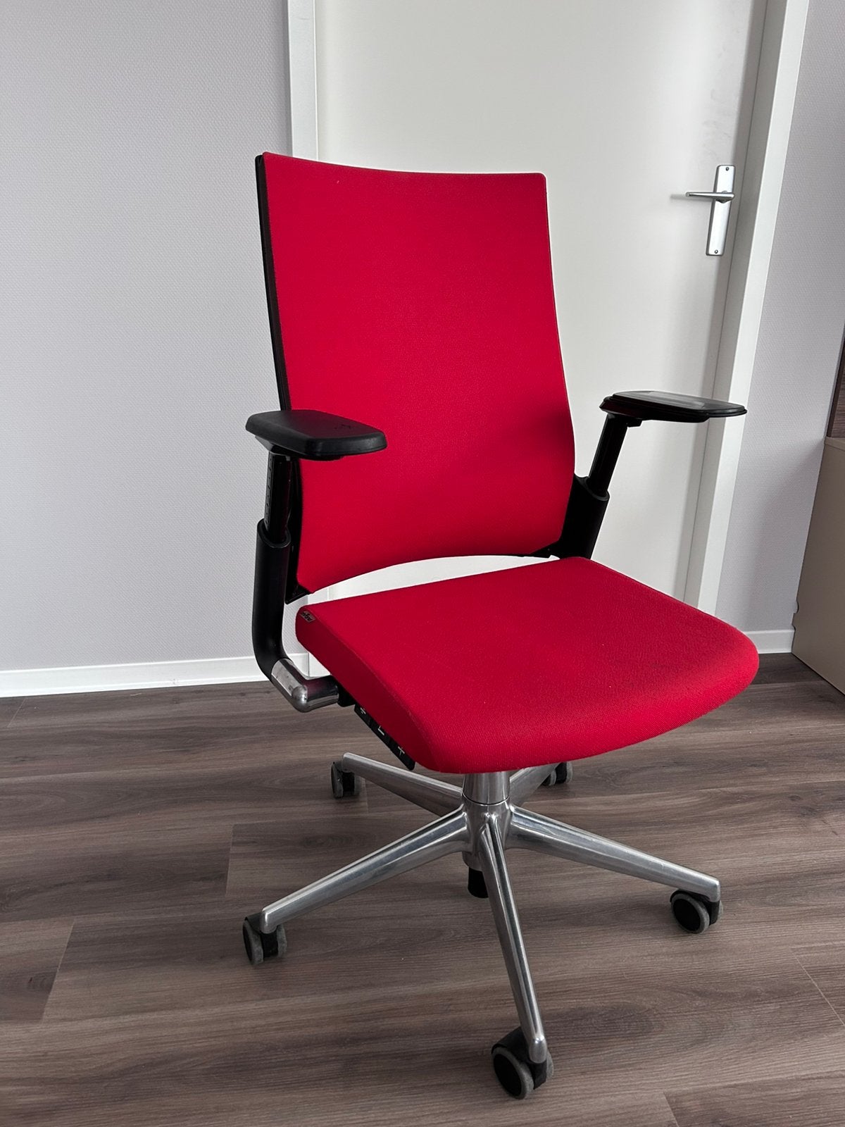 Ahrend 2020 Verta | Red, Gebruikt, Ophalen of Verzenden, Bureaustoel, Rood
