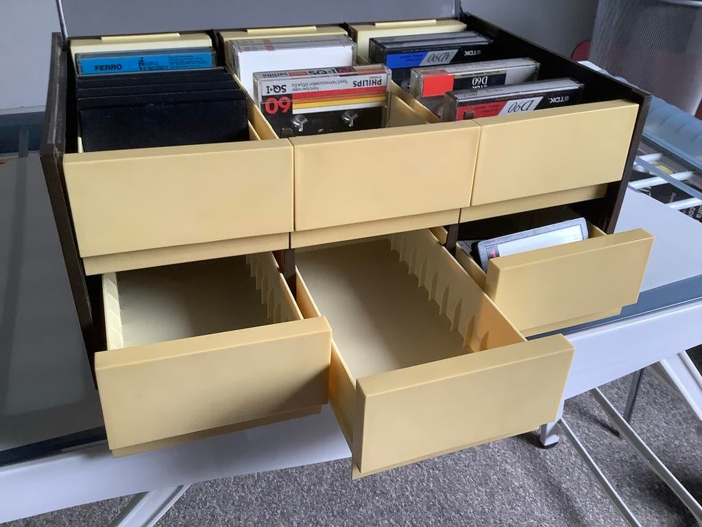 Cassettebandjes opbergdoos van Flair met lades en bandjes, Gebruikt, 2 t/m 25 bandjes, Overige genres, Ophalen of Verzenden