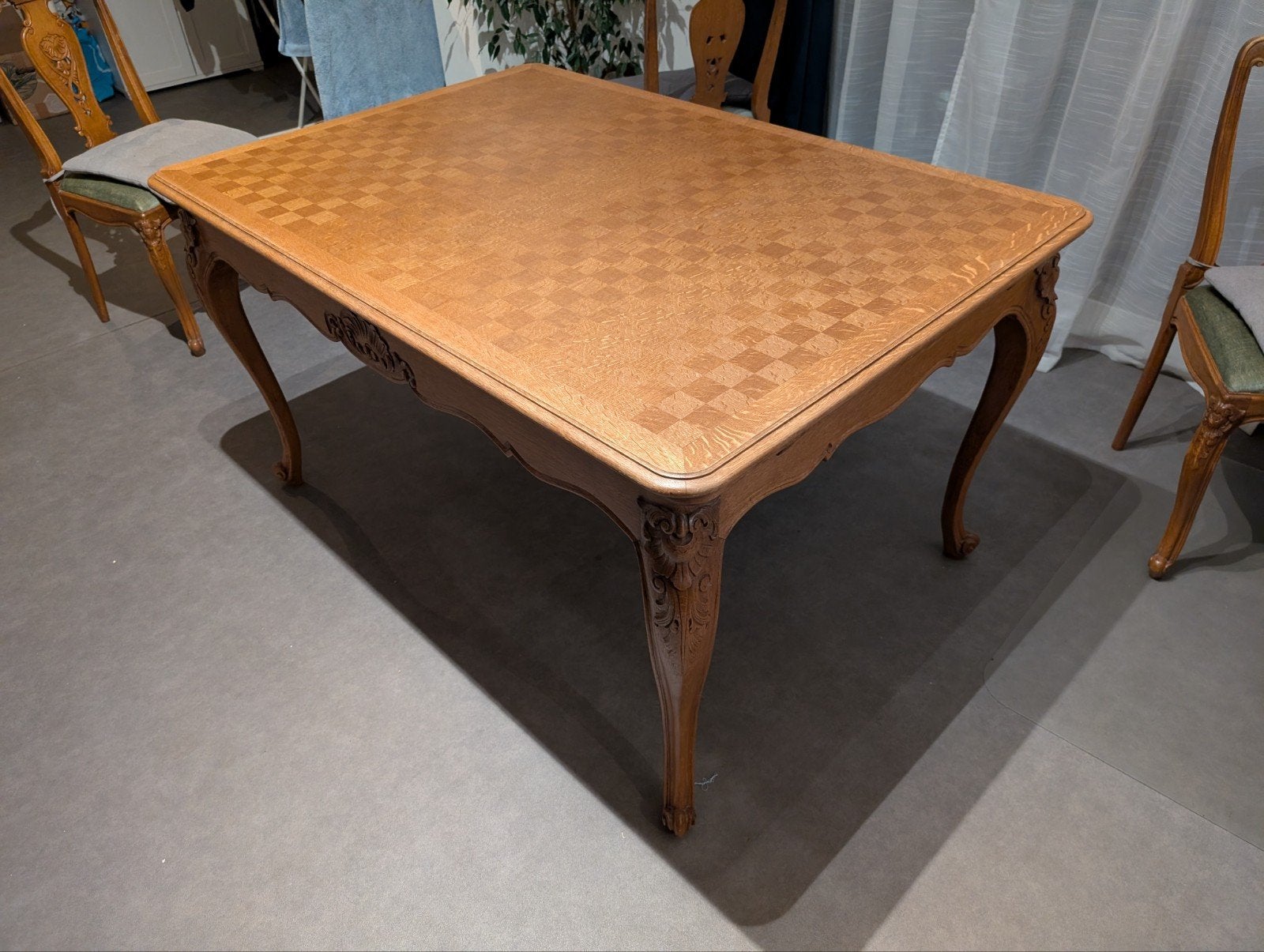 Elegante uitschuifbare eettafel met houtsnijwerk, Antiek en Kunst, Ophalen