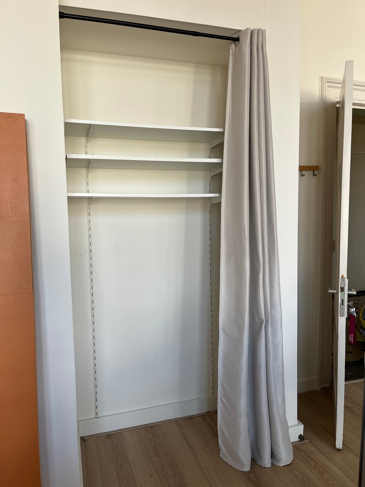 MOET WEG! Gordijn met stang - Klemt tussen twee muren-, Ophalen, Gebruikt, 200 cm of meer, 50 tot 100 cm
